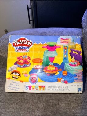 Play-Doh Kitchen Creations Cake Party Playset